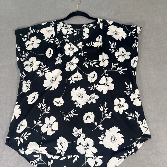 Simply Vera Vera Wang Tops - Simply Vera Vera Wang Women's Black & White Floral Blouse/Top- Cap Sleeves XL